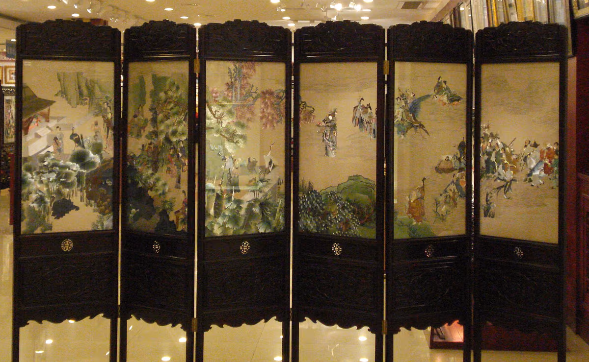 A Suzhou silk embroidery screen; an example of the craft
