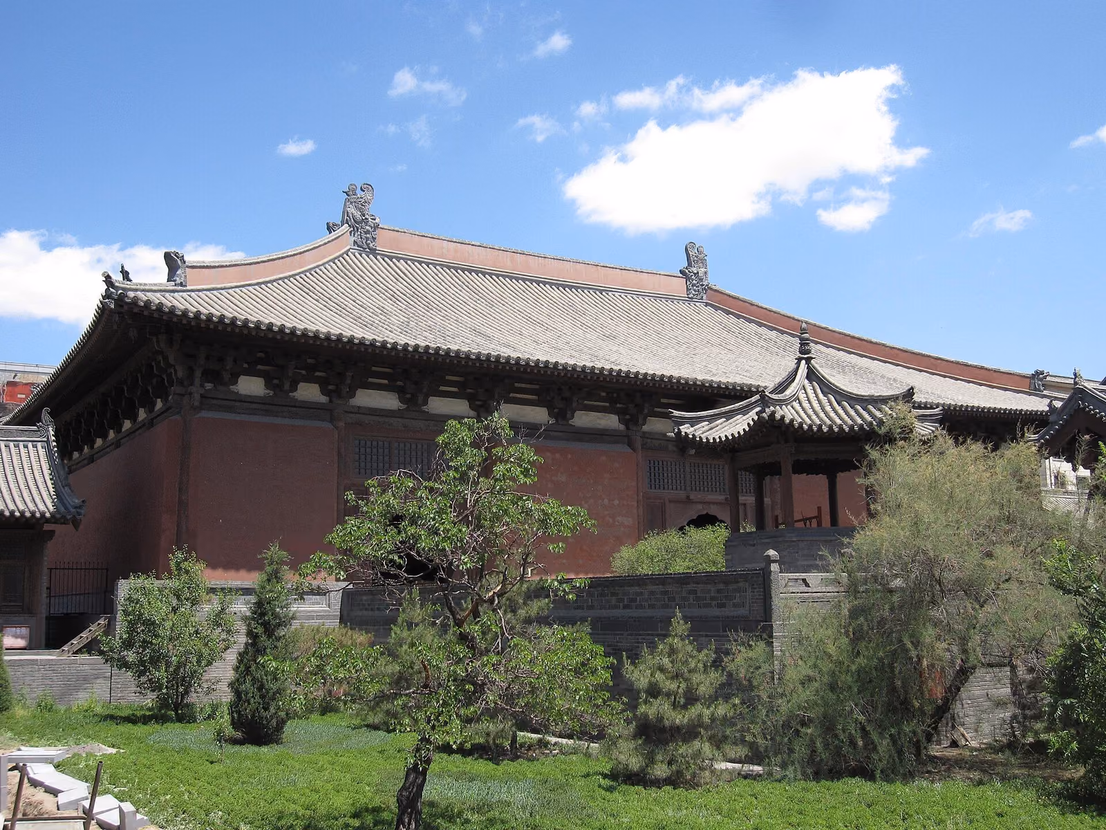 A traditional timber hall and tiled roof at Shanhua Temple in Datong