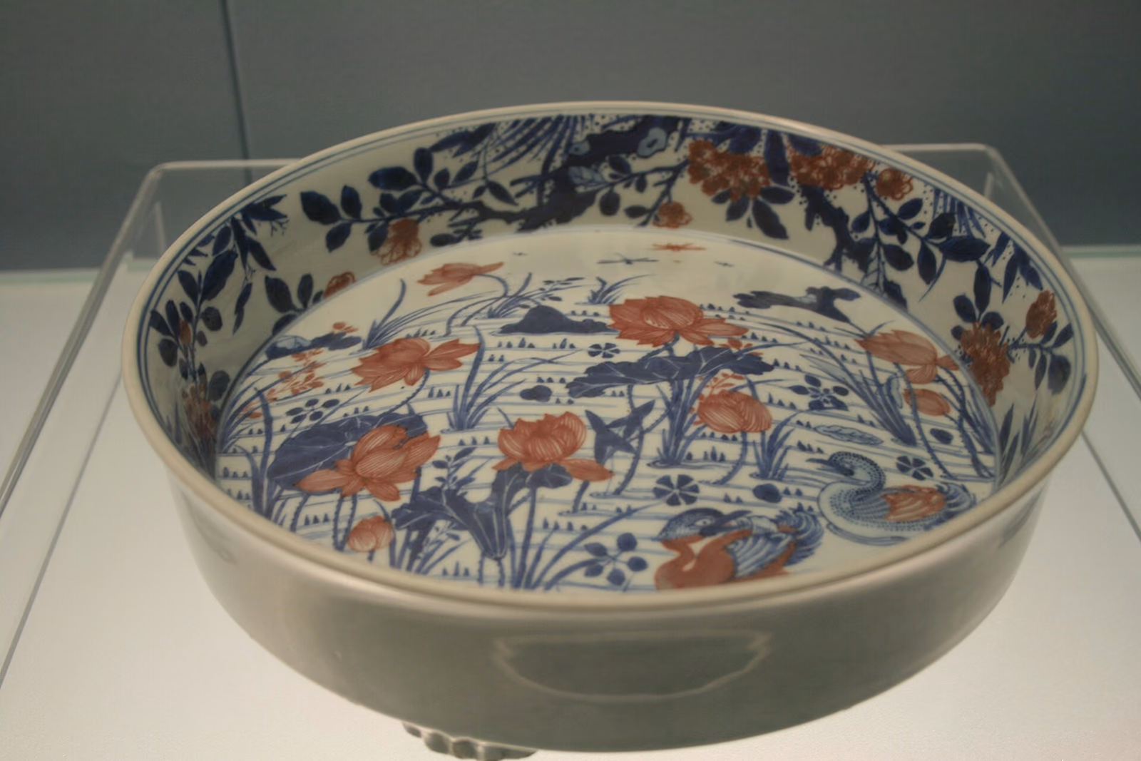 A Qing-dynasty Jingdezhen porcelain work from the Kangxi reign