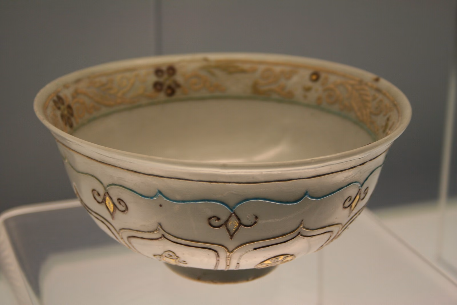 A Yuan-dynasty porcelain bowl produced at Jingdezhen