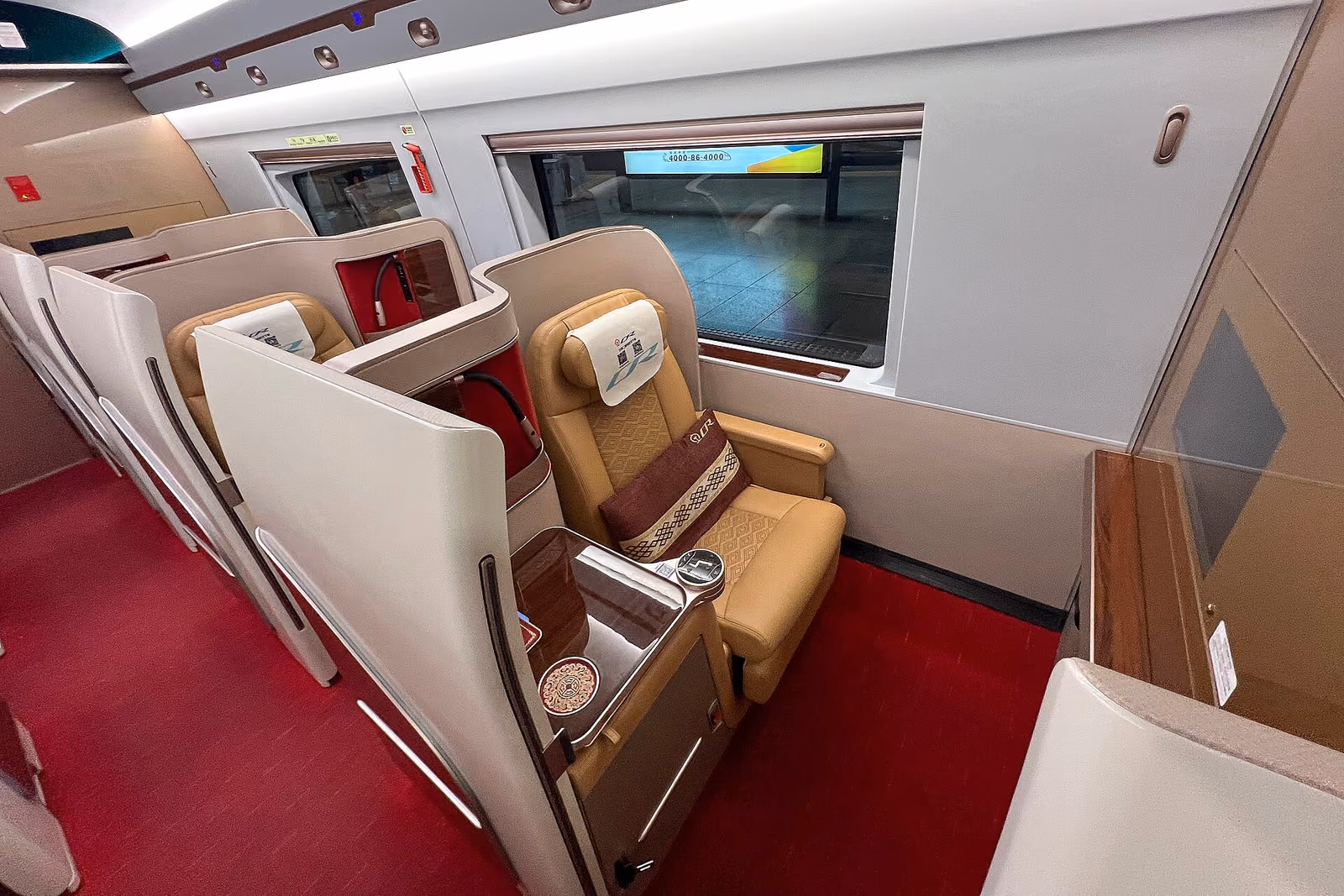 Business-class seats on a CR400BF-S high-speed train; layouts vary by service